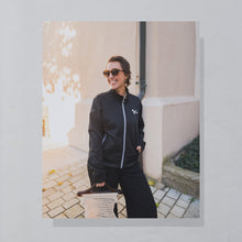 Lade das Bild in den Galerie-Viewer, Alpinestars Trainingsjacke &quot;MotoGP Dorna&quot; 2022, schwarz, M/L
