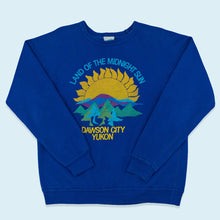Lade das Bild in den Galerie-Viewer, Waves Sweatshirt &quot;Land of the Midnight Sun&quot; Dawson City Yukon 90er Made in the USA, blau, M/L
