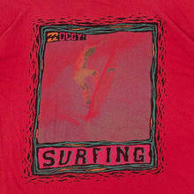 Lade das Bild in den Galerie-Viewer, T-Shirt &quot;surfing&quot; 90er distressed, rot, L breit
