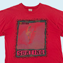 Lade das Bild in den Galerie-Viewer, T-Shirt &quot;surfing&quot; 90er distressed, rot, L breit

