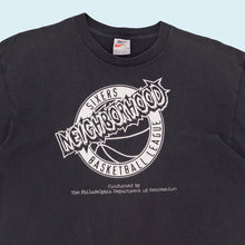 Lade das Bild in den Galerie-Viewer, Nike T-Shirt &quot;Philadelphia 76ers Neighborhood&quot; 90er Made in the USA, schwarz, L/XL
