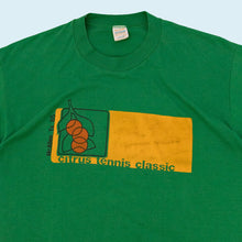 Lade das Bild in den Galerie-Viewer, Gulf Coast Sportswear T-Shirt &quot;Citrus Tennis Classic&quot; 1985 single stitch Made in the USA, grün, L
