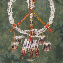 Lade das Bild in den Galerie-Viewer, The Mountain T-Shirt &quot;Native American&quot; 1996 single stitch Made in the USA, grün/batik, L/XL
