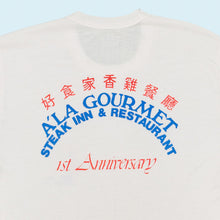 Lade das Bild in den Galerie-Viewer, T-Shirt "Baby Tee Gourmet Steak Inn &amp; Restaurant" 70er/80er single stitch, weiß, M/L schmal
