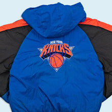 Lade das Bild in den Galerie-Viewer, Jump Ball Club Jacke - New York Knicks - 90er, S
