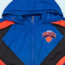 Lade das Bild in den Galerie-Viewer, Jump Ball Club Jacke - New York Knicks - 90er, S
