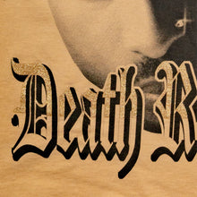 Lade das Bild in den Galerie-Viewer, Gildan Ultra Cotton T-Shirt "2Pac Death Row Gold Glitter" 2000er Made in Honduras, braun/beige, L
