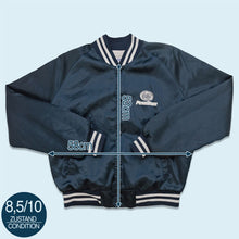 Lade das Bild in den Galerie-Viewer, Chalk Line Satin Jacke &quot;Penn State University&quot; 90er Made in the USA, blau, M breit
