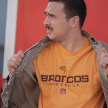 Lade das Bild in den Galerie-Viewer, NFL x Reebok T-Shirt Denver Broncos &quot;on field&quot; 00er, orange eingefärbt, XL
