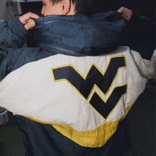 Lade das Bild in den Galerie-Viewer, Apex One Jacke WVU West Virginia University 90er, weiß/blau/gelb, M/L
