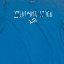 Lade das Bild in den Galerie-Viewer, Nike  T-Shirt &quot;Who you with? - Detroit Lions&quot;, blau, L
