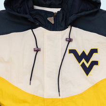 Lade das Bild in den Galerie-Viewer, Apex One Jacke WVU West Virginia University 90er, weiß/blau/gelb, M/L
